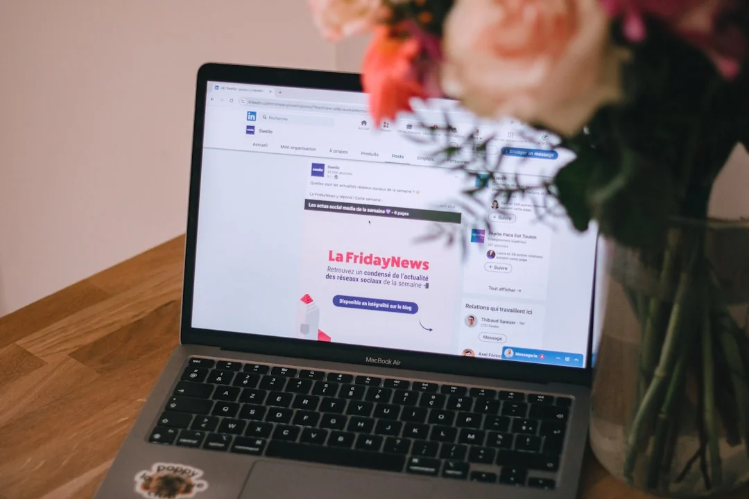 Gros plan sur l’écran d’un smartphone affichant diverses icônes d’applications, dont Mail et Instagram.