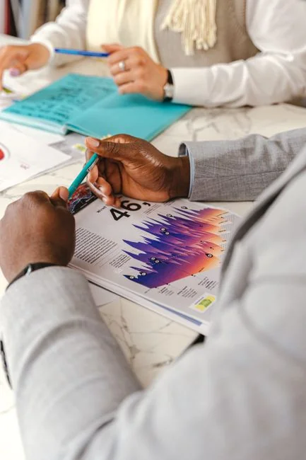 Agenda ouvert sur un bureau avec une note manuscrite « Holiday Email Marketing Series ».